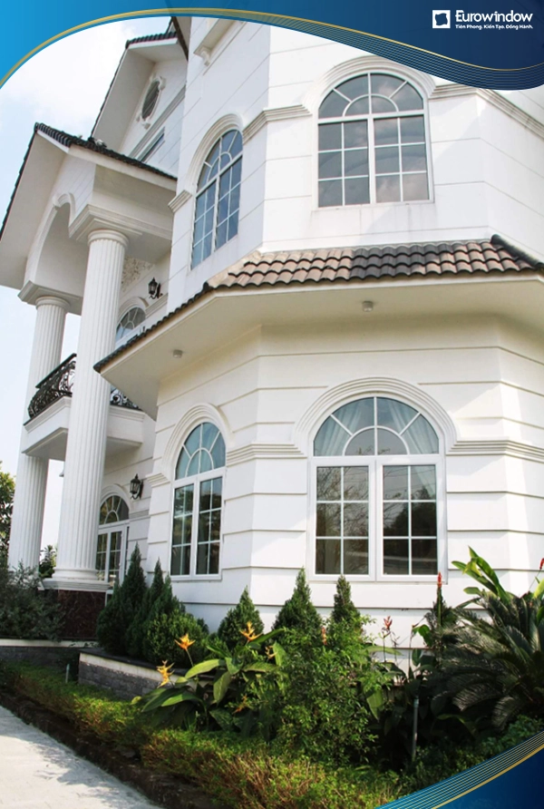 Cửa sổ 2 cánh có nan trang trí kết hợp mái vòm tại phường 16
