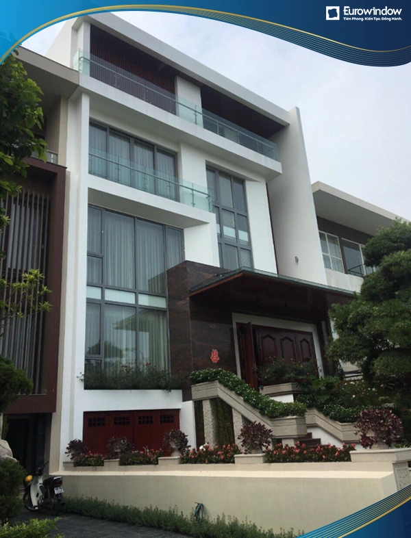Cửa trượt màu đen được Eurowindow lắp đặt tại biệt thự phường 1