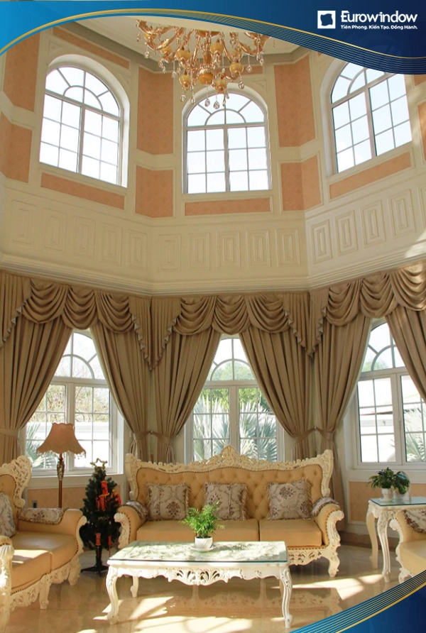 Cửa sổ vòm 2 cánh mở quay màu trắng được Eurowindow lắp đặt tại biệt thự phường 5