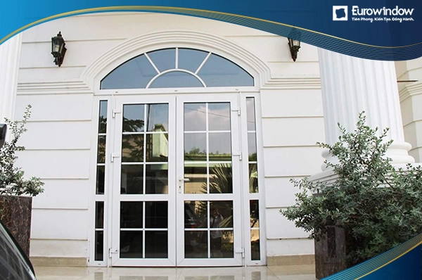 Cửa chính 4 cánh lệch mở quay kết hợp mái vòm được Eurowindow lắp đặt tại phường 11