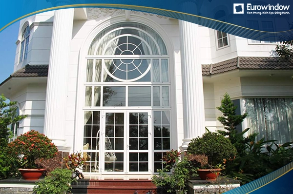 Cửa chính 4 cánh mở quay kết hợp mái vòm độc đáo được Eurowindow lắp đặt tại phường 17 