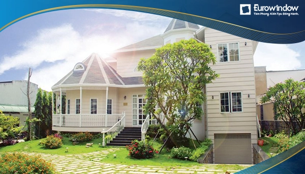 Cửa sổ 2 cánh mở quay màu trắng được Eurowindow lắp đặt tại phường 16