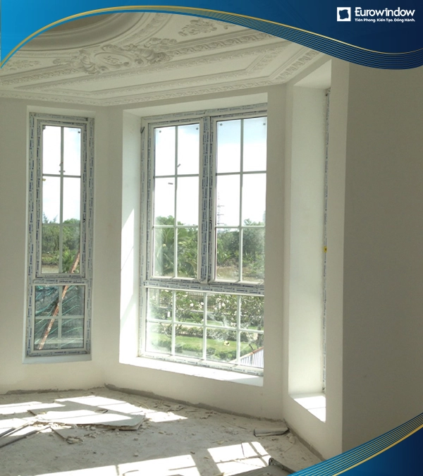 Cửa sổ mở hất 2 cánh chia ô được Eurowindow lắp đặt tại khu vực ban công của công Trình Citiland Gò Vấp