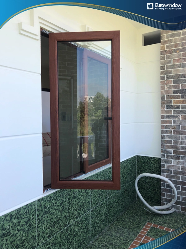 Eurowindow thiết kế cửa sổ nhựa lõi thép 2 cánh mở quay màu nâu