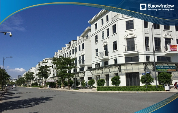 Cửa sổ nhựa lõi thép xếp trượt được Eurowindow áp dụng không gian resort cao cấp phường 7