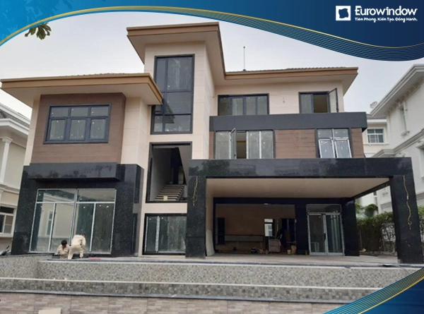 Cửa ra và kết hợp cửa sổ mở quay 2 vách cố định được Eurowindow áp dụng không gian biệt thự phường 9