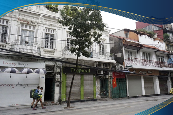 Các căn nhà trên đường phố Hà Nội sử dụng cửa sổ nhựa lõi thép màu trắng làm cửa sổ