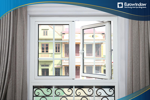 Cửa sổ nhựa lõi thép 2 cánh mở quay kết hợp thanh nan trang trí tại nhà riêng ở Đống Đa