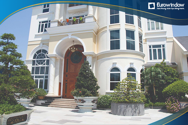 Căn biệt thự sử dụng cửa nhựa lõi thép và vách kính Eurowindow