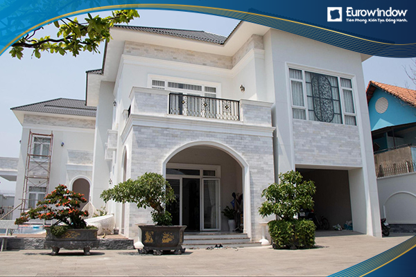 Căn nhà lớn sử dụng các loại cửa nhựa lõi thép Eurowindow tại showroom Long Biên