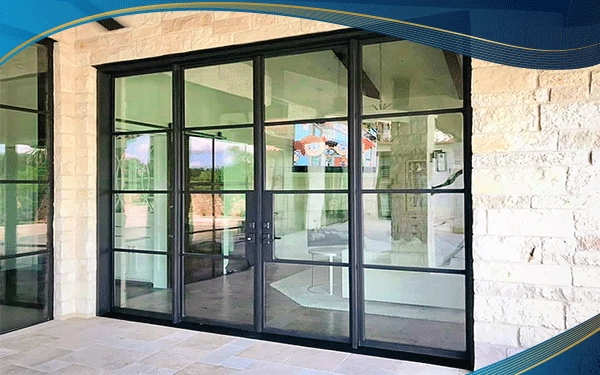 Cửa sổ 2 cánh màu trắng được sơn một lớp phun sơn ngoại thất cao cấp với độ bền cao, chịu nhiệt tốt giúp cho sản phẩm không bị ảnh hưởng trực tiếp từ môi trường bên ngoài phù hợp làm cửa chính cho mặt tiền nhà, quán cà phê, nhà hàng.