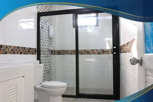 Cửa nhựa lõi thép 2 cánh mở trượt màu đen kính trong phân chia khu vực tắm và vệ sinh