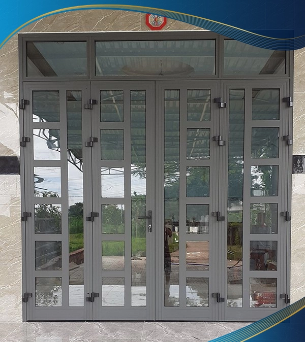Cửa nhựa lõi thép màu xám 4 cánh chia đố làm cửa chính phòng khách