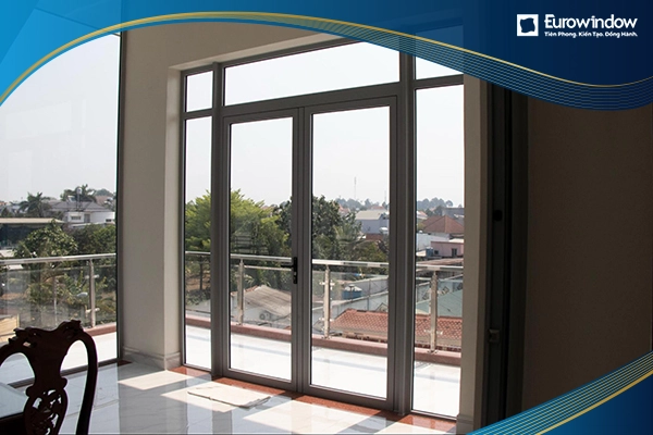 Cửa nhựa lõi thép màu xám 2 cánh mở ngoài kèm 2 cánh cố định làm cửa ban công tạo cảm giác thông thoáng cho không gian