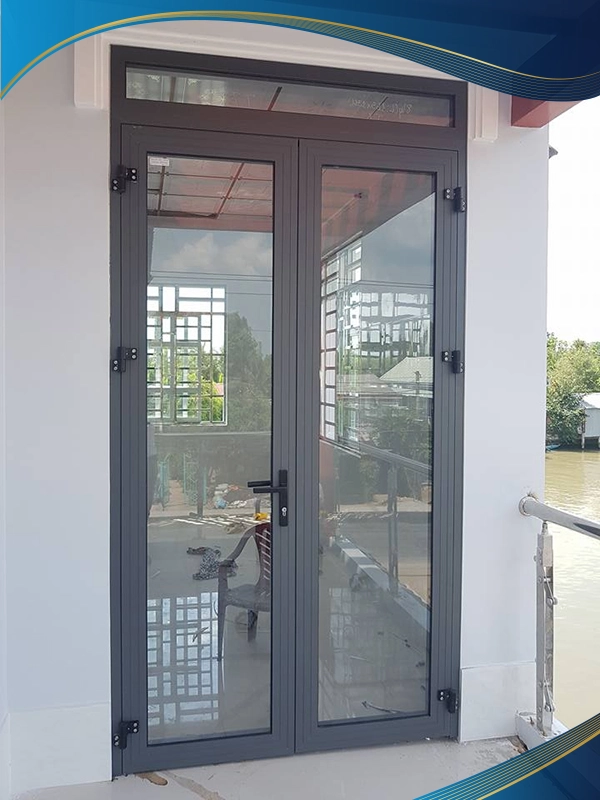 Cửa nhựa lõi thép màu xám 2 cánh mở trượt có khung sắt được lắp đặt tại ban công, giúp không gian hiện đại hơn. Thiết kế mở ngoài giúp tối ưu không gian bên trong cho phòng khách   