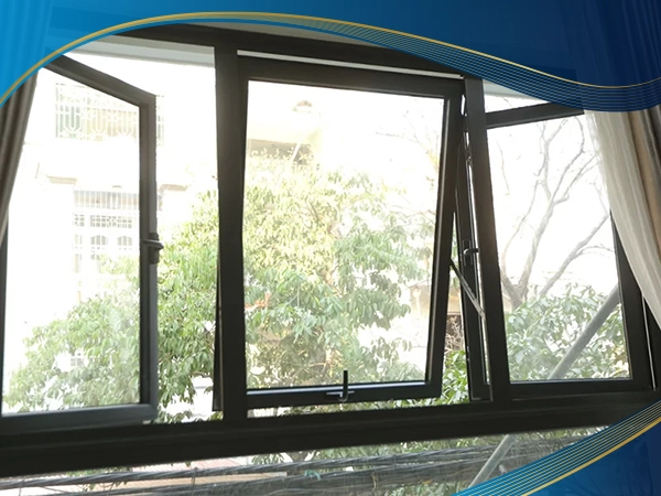 Cửa nhựa lõi thép màu xám kết hợp 2 cánh mở xoay quay ngoài kèm 1 cánh mở hất làm cửa sổ ban công 