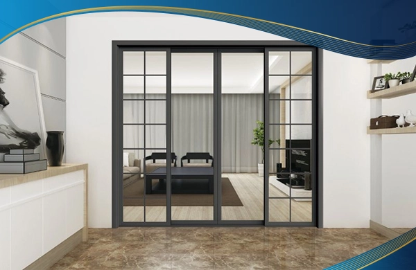 Cửa nhựa lõi thép màu xám xếp trượt 4 cánh, 2 cánh ngoài cố định chia đố tạo điểm nhấn cho không gian
