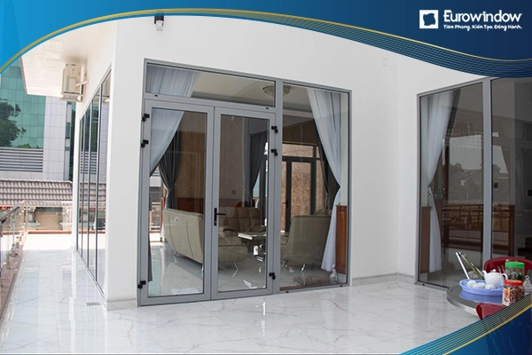 Sử dụng cửa nhựa lõi thép màu xám giúp tăng giá trị thẩm mỹ cho không gian sống 