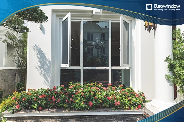 Cửa sổ 2 cánh mở lùa được Eurowindow góp phần kiến tạo vẻ sang trọng, hiện đại cho không gian khách sạn nghỉ dưỡng