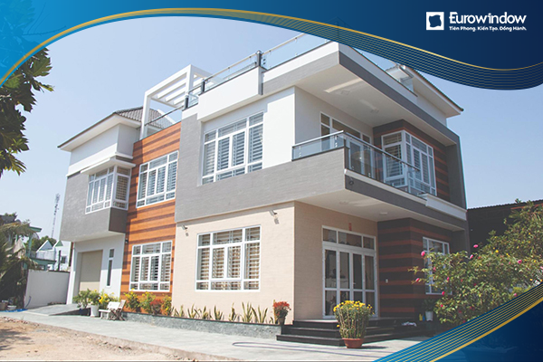 Cửa nhựa lõi thép 4 cánh màu trắng kính trong cho toàn bộ công trình