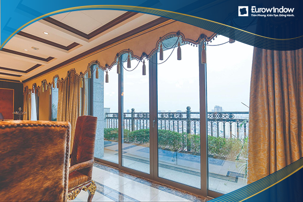Cửa nhựa lõi thép màu xám 4 cánh mở trượt cho ban công căn phòng khách tại chung cư cao cấp Quận 2
