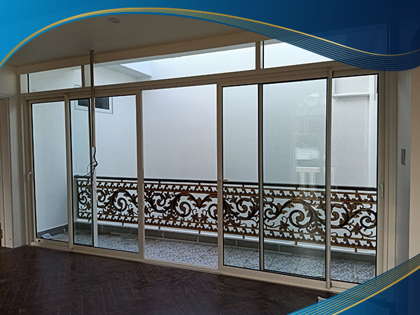 Cửa nhựa lõi thép 4 cánh màu trắng kính trong mở trượt cho ban công căn biệt thự Quận 7