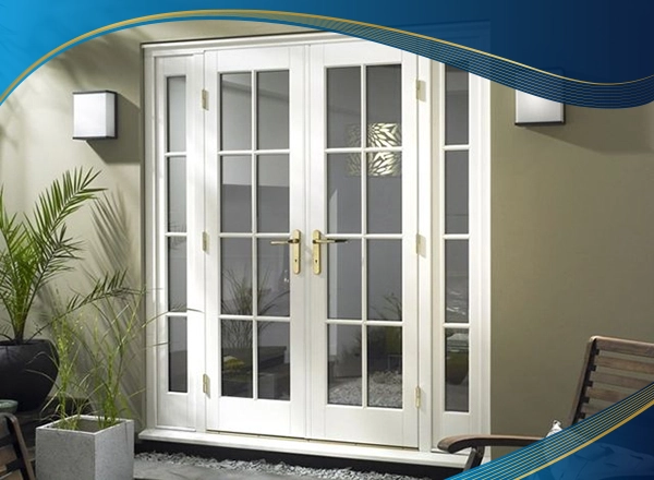 Cửa nhựa lõi thép 3 cánh mở xếp trượt màu đen làm cửa đi trong căn phòng bếp, giúp đón ánh sáng và thoáng đãng không khí.