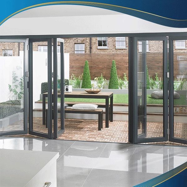 Cửa nhựa lõi thép 6 cánh xếp trượt được tận dụng để làm không gian nhà hàng thêm rộng và thoáng