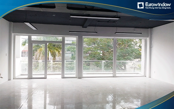 Eurowindow lắp đặt cửa nhựa lõi thép vân gỗ cho toàn bộ công trình tại quận 2, Hồ Chí Minh