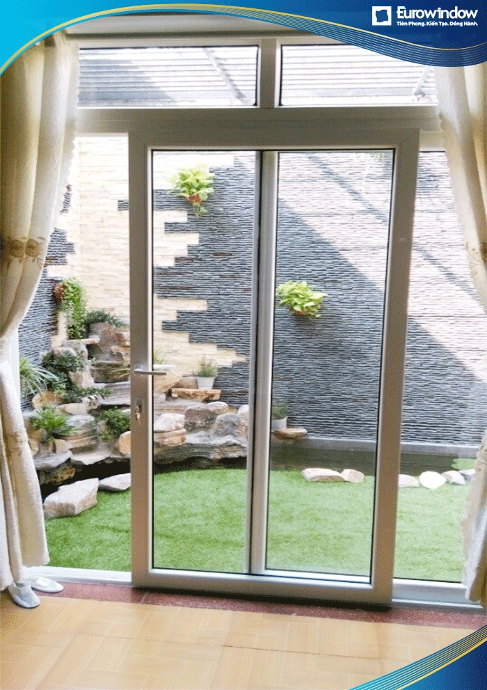 Eurowindow lắp đặt cửa nhựa lõi thép uPVC mở trượt tại vị trí ra ban công khách tại Gò Vấp, Hồ Chí Minh