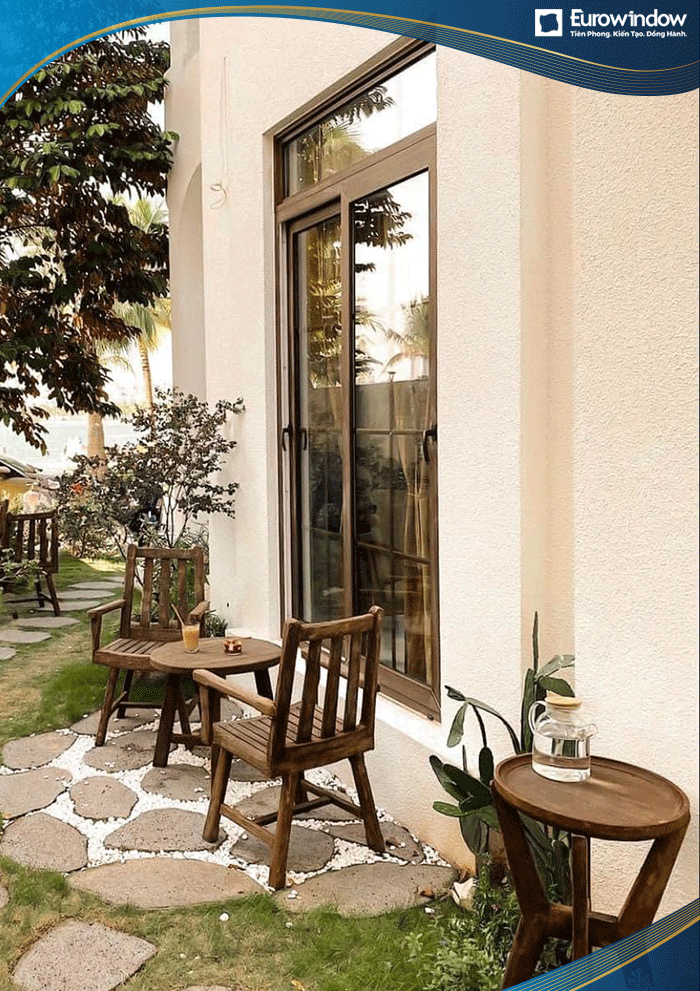 Cửa sổ nhựa lõi thép 2 cánh mở trượt màu nâu gỗ