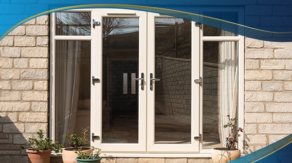 Cửa nhựa 4 cánh màu trắng 2 vách cố định được chia đố dọc phía trên