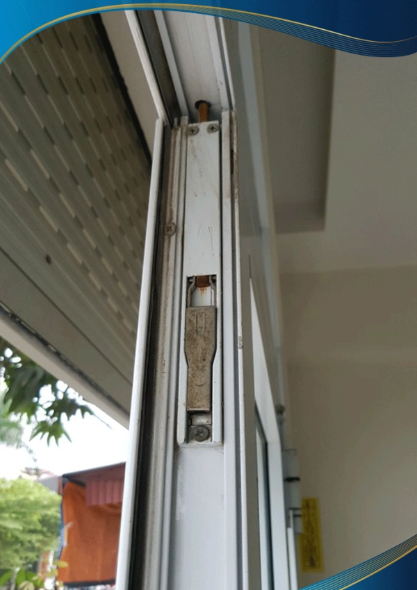 Bản lề bị bám bụi cũng là một trong những nguyên nhân khiến cho cửa nhựa lõi thép không đóng được