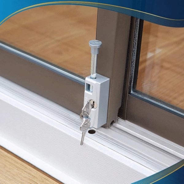 Chốt cửa nhựa lõi thép bị hỏng nên cánh cửa không thể đóng lại được
