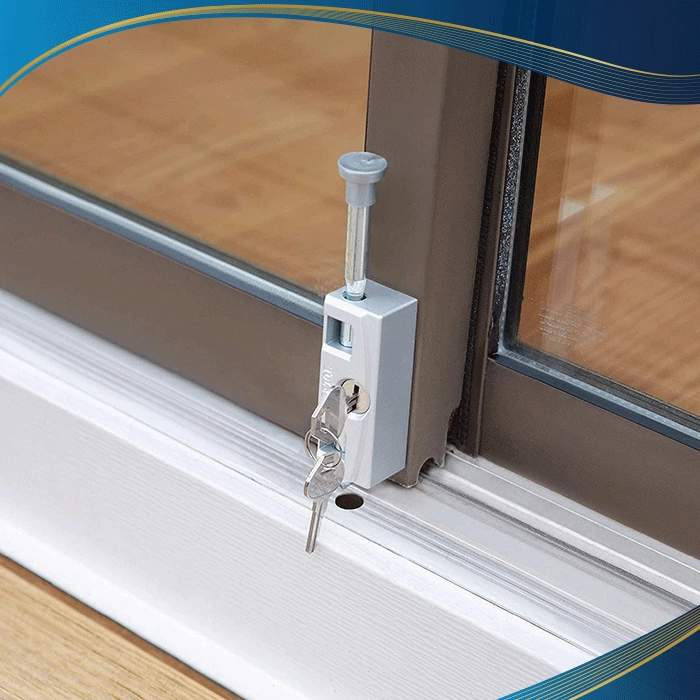 Chốt cửa nhựa lõi thép bị hỏng nên cánh cửa không thể đóng lại được