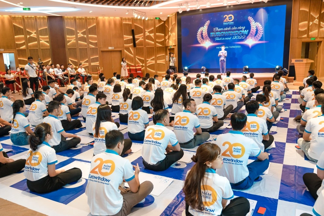 ct-cham-canh-cua-vang-eurowindow-3
