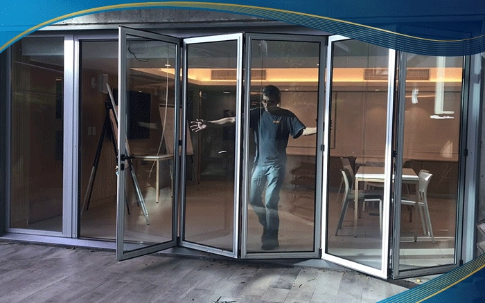 Cửa đi xếp trượt 6 cánh màu trắng bạc có 1 cánh cố định tạo sự mới lạ cho công trình xây dựng