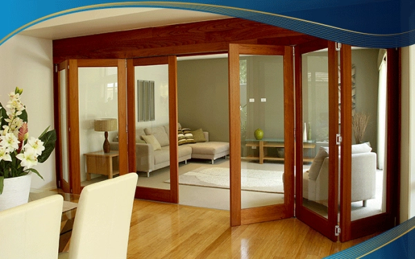 Cửa đi xếp trượt 6 cánh vân gỗ quy cách 6-3-3 phù hợp với vị trí thông phòng giữa phòng khách và phòng bếp của căn biệt thự phù hợp với các tông màu nhạt tạo sự tinh tế cho công trình
