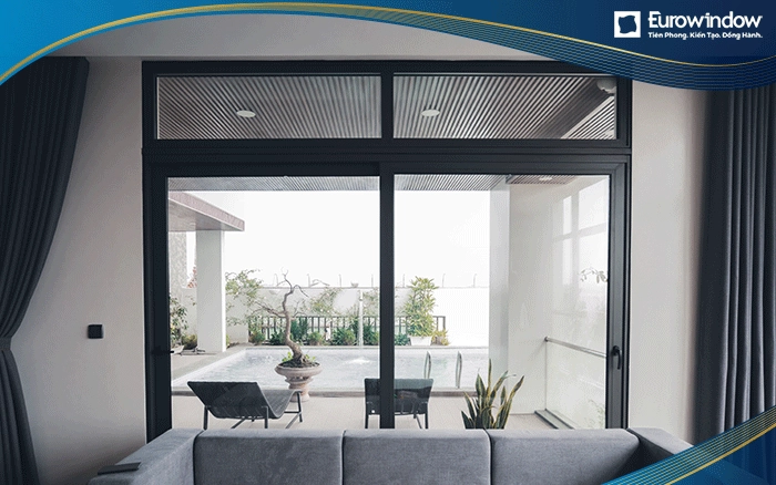 Cửa đi 2 cánh mở trượt màu xám được dùng như vách ngăn giữa các không gian
