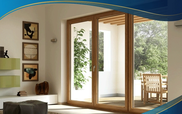 Cửa đi 3 cánh mở quay nhôm màu trắng giúp căn phòng đón được nhiều ánh sáng hơn và trở nên sang trọng hơn