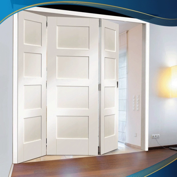 Cửa đi 3 cánh xếp trượt màu trắng cho vị trí thông giữa phòng ngủ và phòng vệ sinh hạn chế sự bí bách cho không gian và đem lại tính thẩm mỹ cao