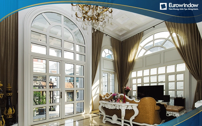 Cửa đi chính 2 cánh mở quay màu trắng chia ô đố giúp bảo vệ căn nhà không bị trộm đột nhập