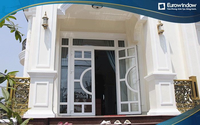 Cửa đi nhôm 2 cánh + 3 vách cố định phù hợp với những căn nhà xây dạng ống để giúp căn nhà thông khí tốt hơn