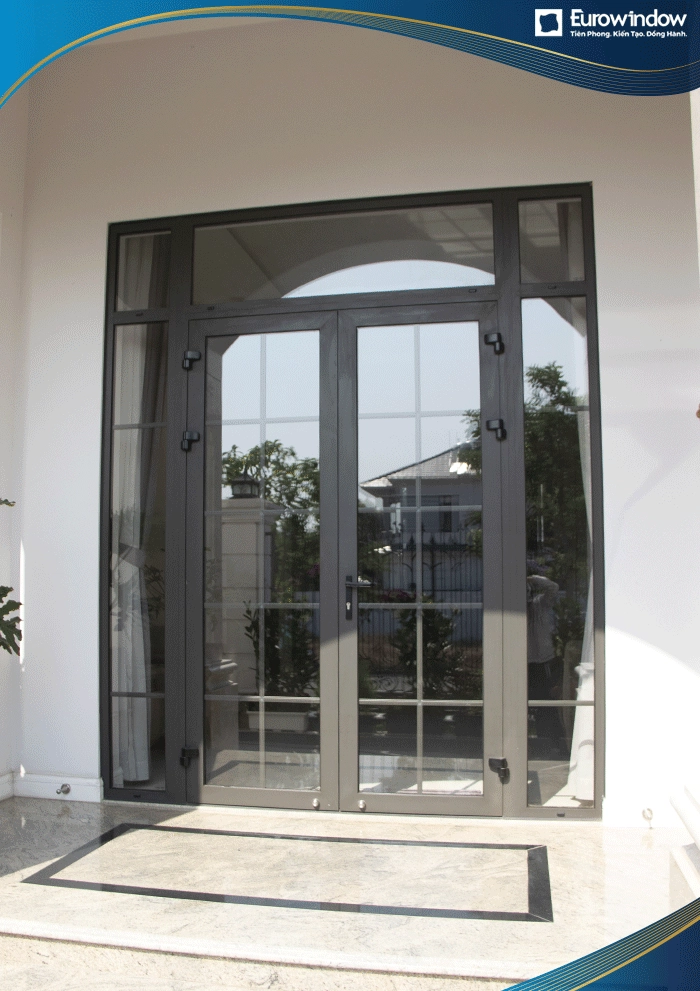 Cửa đi nhôm cao cấp mở quay cao cấp kết hợp vách kính cố định 2 bên và phía trên tăng sự chắc chắn cho cửa. Cửa nhôm với độ bền cao, chịu lực, cách âm, chống thấm nước tốt thường dùng làm cửa đi mặt tiền