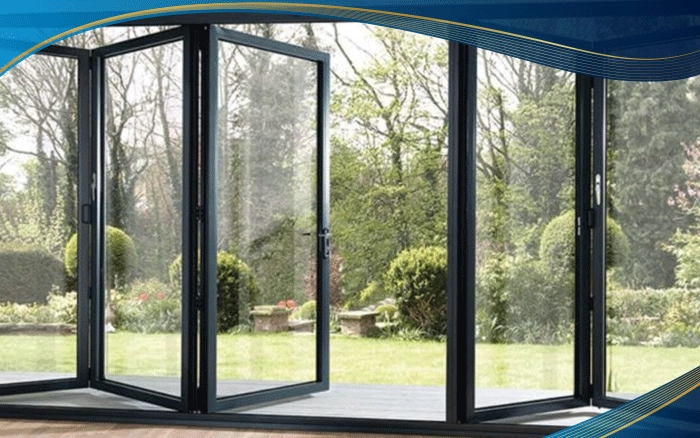 Cửa đi nhôm xếp trượt 5 cánh màu đen kiểu mở 3 - 2 tại căn villa giúp mọi người ngắm trọn được toàn bộ khung cảnh cây xanh bên ngoài