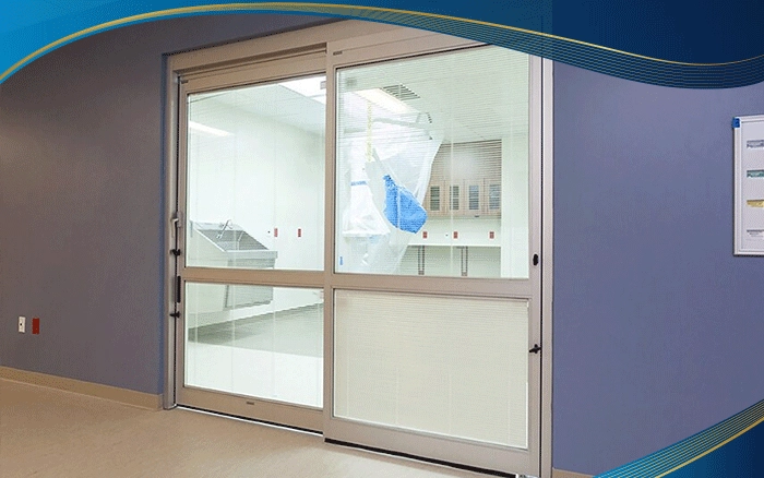 Cửa đi nhôm xoay trượt 2 cánh màu trắng lắp đặt ở cửa ra vào phòng phẫu thuật giúp căn phòng trở nên thoáng đãng