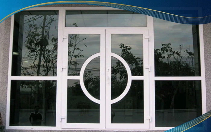 Cửa đi nhựa lõi thép 4 cánh mở quay đa dạng màu kính cường lực. Từ đen xám, xanh, tím đến hồng đỏ be… Bảng màu lên tới 24 màu đáp ứng mọi sở thích của người dùng