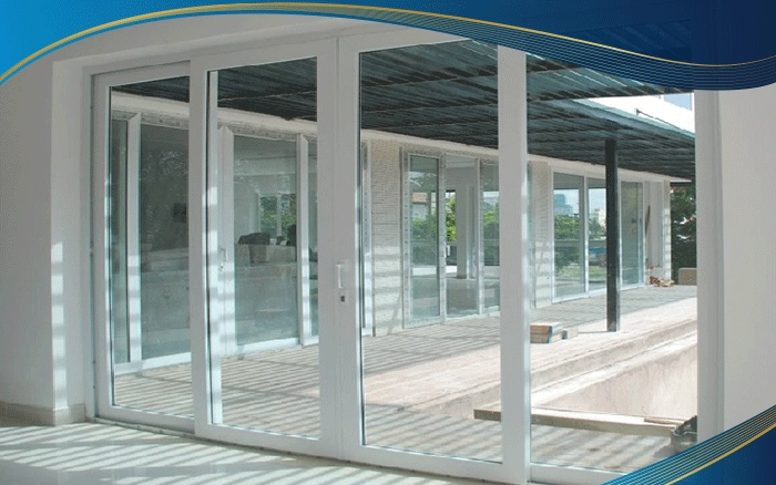 Cửa đi nhựa lõi thép 4 cánh mở trượt màu trắng phù hợp với mọi không gian kiến trúc, không ảnh hưởng đến diện tích căn phòng, giá thành thấp hơn các loại cửa khác. 