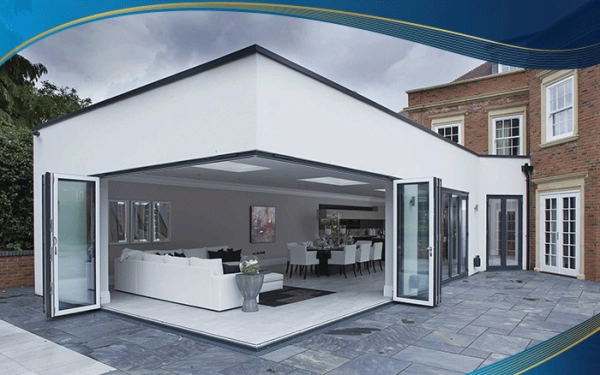 Cửa đi xếp trượt 11 cánh màu trắng được lắp đặt tại một villa cao cấp, để tận dụng view và cảnh quan xanh mát ở xung quanh
