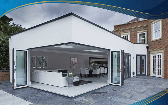 Cửa đi xếp trượt 11 cánh màu trắng được lắp đặt tại một villa cao cấp, để tận dụng view và cảnh quan xanh mát ở xung quanh